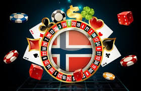 Rouletthjul med norsk flagga inuti omgiven av spelmarker, spelkort, tärningar med mera